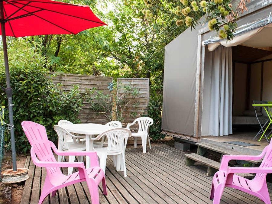 Camping Pas Cher vous présente avec son site Officiel campingpascher.fr, le Camping Les Châtaigniers classé 2 étoiles, situé sur la commune de Ribes dans le département Ardèche (Rhône Alpes) en France. Le camping Les Châtaigniers, vous présente un hébergement de type bungalow toilé de 18 m². Le camping Les Châtaigniers vous propose du lundi 15 juin au lundi 22 juin 2026 pour 7 nuits à 245€. Cette location propose 43 dates différentes pour réserver votre séjour. Découvrez également les 11 autres gammes d'hébergements du camping. Les Avis clients pour le Camping Les Châtaigniers sont excellents avec une note moyenne de 9 sur 10. Piscine extérieure, Aire de jeux enfants, Canoë-kayak, Centre équestre, Court de tennis, Ping-pong, Pétanque, Randonnée, Dépôt de pain,... En savoir plus : cliquez-ICI.