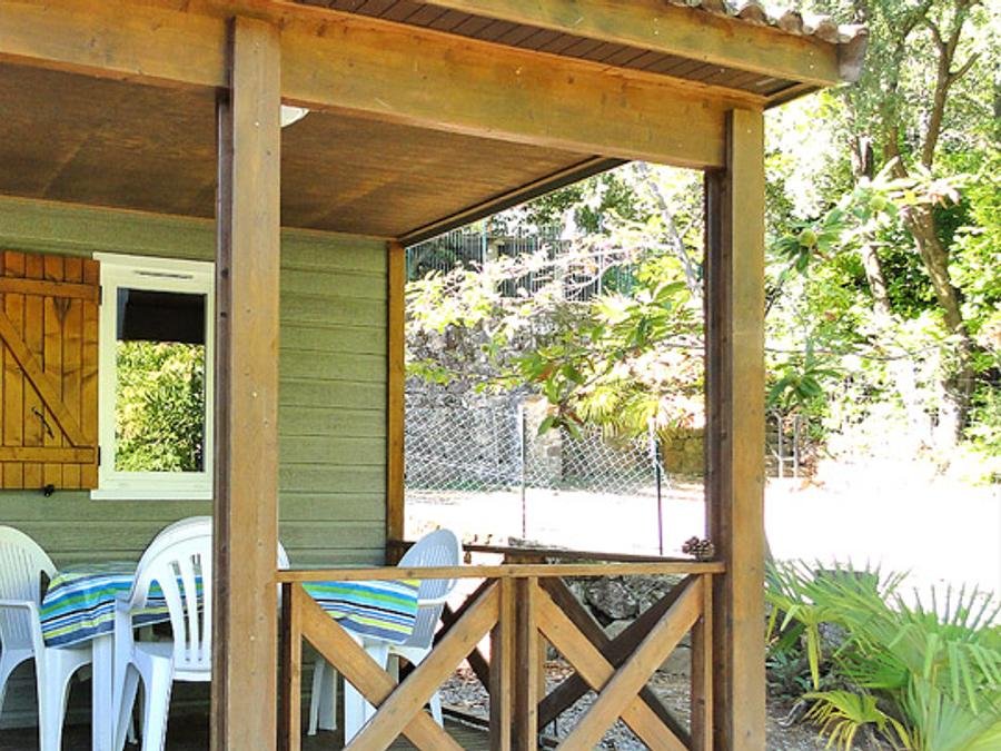 Camping Pas Cher vous présente avec son site Officiel campingpascher.fr, le Camping Les Châtaigniers classé 2 étoiles, situé sur la commune de Ribes dans le département Ardèche (Rhône Alpes) en France. Le camping Les Châtaigniers vous propose un hébergement de type chalet pour 1 personne avec climatisation (télévision). Cet hébergement propose plus de 28 dates différentes pour réserver ! Pour dévouvrir la période la moins chère, consultez la rubrique 'Tarifs' et sélectionnez votre mois de départ. L'établissement vous propose 11 autres types d'hébergements. Découvrez tous nos séjours à petits prix dans la commune et aux alentours de Ribes du département : Ardèche (Rhône Alpes). Les Avis clients pour le Camping Les Châtaigniers sont excellents avec une note moyenne de 9 sur 10. Piscine extérieure, Aire de jeux enfants, Canoë-kayak, Centre équestre, Court de tennis, Ping-pong, Pétanque, Randonnée, Dépôt de pain,... En savoir plus : cliquez-ICI.