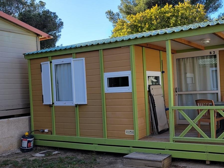 Camping Pas Cher vous présente avec son site Officiel campingpascher.fr, le Camping Les Châtaigniers classé 2 étoiles, situé sur la commune de Ribes dans le département Ardèche (Rhône Alpes) en France. Le camping Les Châtaigniers vous propose un hébergement de type chalet de 31 m² pour 4 personnes avec climatisation (télévision). Cet hébergement propose plus de 47 dates différentes pour réserver ! Pour dévouvrir la période la moins chère, consultez la rubrique 'Tarifs' et sélectionnez votre mois de départ. L'établissement vous propose 11 autres types d'hébergements. Découvrez tous nos séjours à petits prix dans la commune et aux alentours de Ribes du département : Ardèche (Rhône Alpes). Les Avis clients pour le Camping Les Châtaigniers sont excellents avec une note moyenne de 9 sur 10. Piscine extérieure, Aire de jeux enfants, Canoë-kayak, Centre équestre, Court de tennis, Ping-pong, Pétanque, Randonnée, Dépôt de pain,... En savoir plus : cliquez-ICI.