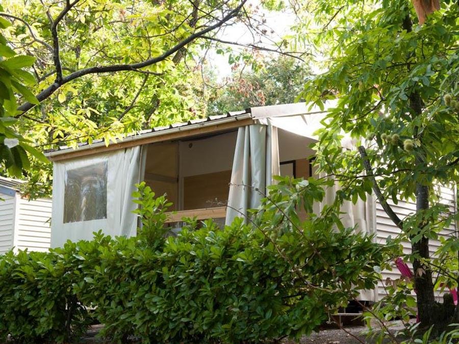 Camping Pas Cher vous présente avec son site Officiel campingpascher.fr, le Camping Les Châtaigniers classé 2 étoiles, situé sur la commune de Ribes dans le département Ardèche (Rhône Alpes) en France. Le camping Les Châtaigniers vous propose un hébergement de type mobil-home de 21 m² avec climatisation. Cet hébergement propose plus de 46 dates différentes pour réserver ! Pour dévouvrir la période la moins chère, consultez la rubrique 'Tarifs' et sélectionnez votre mois de départ. L'établissement vous propose 11 autres types d'hébergements. Découvrez tous nos séjours à petits prix dans la commune et aux alentours de Ribes du département : Ardèche (Rhône Alpes). Les Avis clients pour le Camping Les Châtaigniers sont excellents avec une note moyenne de 9 sur 10. Piscine extérieure, Aire de jeux enfants, Canoë-kayak, Centre équestre, Court de tennis, Ping-pong, Pétanque, Randonnée, Dépôt de pain,... En savoir plus : cliquez-ICI.