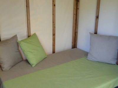 Cliquez pour découvrir toutes les photos de l'HÉBERGEMENT ! bungalow toilé - Les Châtaigniers photo 5