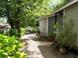 Camping Pas Cher vous présente avec son site Officiel campingpascher.fr, le Camping Les Châtaigniers classé 2 étoiles, situé sur la commune de Ribes dans le département Ardèche (Rhône Alpes) en France. Le camping Les Châtaigniers, vous présente un hébergement de type chalet de 23 m² pour 2 personnes avec climatisation. Le camping Les Châtaigniers vous propose du sam. 18 avril au sam. 25 avril 2026 pour 7 nuits à 260€. Cette location propose 96 dates différentes pour réserver votre séjour. Découvrez également les 11 autres gammes d'hébergements du camping. Les Avis clients pour le Camping Les Châtaigniers sont excellents avec une note moyenne de 9 sur 10. Piscine extérieure, Aire de jeux enfants, Canoë-kayak, Centre équestre, Court de tennis, Ping-pong, Pétanque, Randonnée, Dépôt de pain,... En savoir plus : cliquez-ICI.