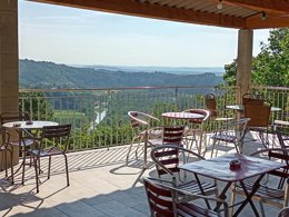 Camping Pas Cher vous présente avec son site Officiel campingpascher.fr, le Camping Les Châtaigniers classé 2 étoiles, situé sur la commune de Ribes dans le département Ardèche (Rhône Alpes) en France. Le camping Les Châtaigniers vous propose un hébergement de type mobil-home de 25 m² avec climatisation. L'établissement vous propose 11 autres types d'hébergements. Découvrez tous nos séjours à petits prix dans la commune et aux alentours de Ribes du département : Ardèche (Rhône Alpes). Les Avis clients pour le Camping Les Châtaigniers sont excellents avec une note moyenne de 9 sur 10. Piscine extérieure, Aire de jeux enfants, Canoë-kayak, Centre équestre, Court de tennis, Ping-pong, Pétanque, Randonnée, Dépôt de pain,... En savoir plus : cliquez-ICI.