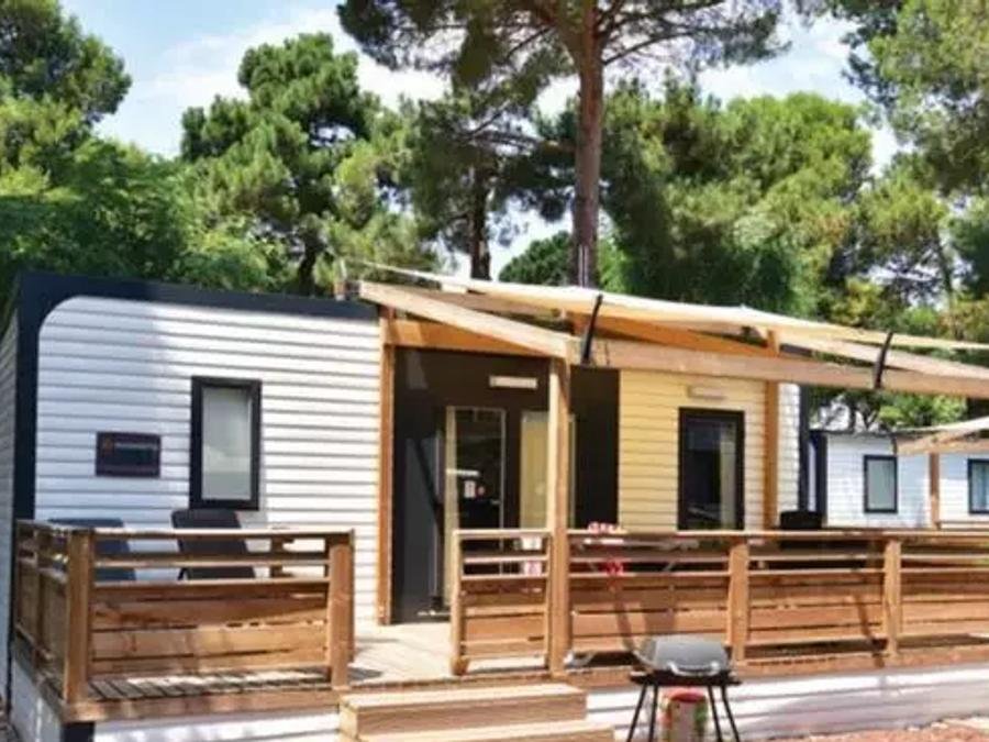 Camping Pas Cher vous présente avec son site Officiel campingpascher.fr, le Camping Hu Altomincio Village classé 4 étoiles, situé sur la commune de Valeggio Sul Mincio dans le département Vérone (Vénétie) en Italie. Le camping Hu Altomincio Village, vous présente un hébergement de type mobil-home de 33 m² avec climatisation. Le camping Hu Altomincio Village vous propose du vendredi 03 juillet au vendredi 10 juillet 2026, en promotion à -28% pour 7 nuits à 1349 € au lieu de 1878,0 € soit une Économie de 529 €. Cette location propose 28 dates différentes pour réserver votre séjour. Découvrez également les 10 autres gammes d'hébergements du camping. Les Avis clients pour le Camping Hu Altomincio Village sont excellents avec une note moyenne de 10 sur 10. Piscine extérieure, Animations familiales, Club enfants, Aire de jeux enfants, Golf, Ping-pong, Piscine, Terrain de beach-volley, Terrain de football, Bar, Dépôt de pain, Pizzeria, Plats à emporter, Restaurant, Snack/Bar, Épicerie,... En savoir plus : cliquez-ICI.