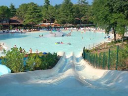 Camping Pas Cher vous présente avec son site Officiel campingpascher.fr, le Camping Hu Altomincio Village classé 4 étoiles, situé sur la commune de Valeggio Sul Mincio dans le département Vérone (Vénétie) en Italie. Le camping Hu Altomincio Village, vous présente un hébergement de type mobil-home de 25 m² avec climatisation. Le camping Hu Altomincio Village vous propose du dimanche 13 septembre au dimanche 20 septembre 2026, en promotion à -25% pour 7 nuits à 348 € au lieu de 464,0 € soit une Économie de 116 €. Cette location propose 24 dates différentes pour réserver votre séjour. Découvrez également les 10 autres gammes d'hébergements du camping. Les Avis clients pour le Camping Hu Altomincio Village sont excellents avec une note moyenne de 10 sur 10. Piscine extérieure, Animations familiales, Club enfants, Aire de jeux enfants, Golf, Ping-pong, Piscine, Terrain de beach-volley, Terrain de football, Bar, Dépôt de pain, Pizzeria, Plats à emporter, Restaurant, Snack/Bar, Épicerie,... En savoir plus : cliquez-ICI.