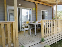 Camping Pas Cher vous présente avec son site Officiel campingpascher.fr, le Camping Hu Altomincio Village classé 4 étoiles, situé sur la commune de Valeggio Sul Mincio dans le département Vérone (Vénétie) en Italie. Le camping Hu Altomincio Village, vous présente un hébergement de type mobil-home de 34 m² avec climatisation. Le camping Hu Altomincio Village vous propose du dimanche 03 mai au dimanche 10 mai 2026 pour 7 nuits à 424.35€. Cette location propose 60 dates différentes pour réserver votre séjour. Découvrez également les 3 autres gammes d'hébergements du camping. Les Avis clients pour le Camping Hu Altomincio Village sont excellents avec une note moyenne de 10 sur 10. Piscine extérieure, Animations familiales, Club enfants, Aire de jeux enfants, Golf, Ping-pong, Piscine, Terrain de beach-volley, Terrain de football, Bar, Dépôt de pain, Pizzeria, Plats à emporter, Restaurant, Snack/Bar, Épicerie,... En savoir plus : cliquez-ICI.