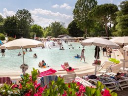Camping Pas Cher vous présente avec son site Officiel campingpascher.fr, le Camping Hu Altomincio Village classé 4 étoiles, situé sur la commune de Valeggio Sul Mincio dans le département Vérone (Vénétie) en Italie. Le camping Hu Altomincio Village, vous présente un hébergement de type mobil-home de 27 m² pour 1 personne avec climatisation. Le camping Hu Altomincio Village vous propose du sam. 02 mai au sam. 09 mai 2026 pour 7 nuits à 331.2€. Cette location propose 25 dates différentes pour réserver votre séjour. Découvrez également les 3 autres gammes d'hébergements du camping. Les Avis clients pour le Camping Hu Altomincio Village sont excellents avec une note moyenne de 10 sur 10. Piscine extérieure, Animations familiales, Club enfants, Aire de jeux enfants, Golf, Ping-pong, Piscine, Terrain de beach-volley, Terrain de football, Bar, Dépôt de pain, Pizzeria, Plats à emporter, Restaurant, Snack/Bar, Épicerie,... En savoir plus : cliquez-ICI.