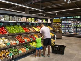 Camping Pas Cher vous présente avec son site Officiel campingpascher.fr, le Camping Hu Altomincio Village classé 4 étoiles, situé sur la commune de Valeggio Sul Mincio dans le département Vérone (Vénétie) en Italie. Le camping Hu Altomincio Village, vous présente un hébergement de type mobil-home de 34 m² avec climatisation. Le camping Hu Altomincio Village vous propose du dimanche 03 mai au dimanche 10 mai 2026 pour 7 nuits à 424.35€. Cette location propose 60 dates différentes pour réserver votre séjour. Découvrez également les 3 autres gammes d'hébergements du camping. Les Avis clients pour le Camping Hu Altomincio Village sont excellents avec une note moyenne de 10 sur 10. Piscine extérieure, Animations familiales, Club enfants, Aire de jeux enfants, Golf, Ping-pong, Piscine, Terrain de beach-volley, Terrain de football, Bar, Dépôt de pain, Pizzeria, Plats à emporter, Restaurant, Snack/Bar, Épicerie,... En savoir plus : cliquez-ICI.