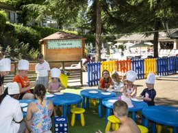 Camping Pas Cher vous présente avec son site Officiel campingpascher.fr, le Camping Hu Altomincio Village classé 4 étoiles, situé sur la commune de Valeggio Sul Mincio dans le département Vérone (Vénétie) en Italie. Le camping Hu Altomincio Village, vous présente un hébergement de type mobil-home pour 1 personne. Le camping Hu Altomincio Village vous propose du dimanche 03 mai au dimanche 10 mai 2026 pour 7 nuits à 272.55€. Cette location propose 38 dates différentes pour réserver votre séjour. Découvrez également les 3 autres gammes d'hébergements du camping. Les Avis clients pour le Camping Hu Altomincio Village sont excellents avec une note moyenne de 10 sur 10. Piscine extérieure, Animations familiales, Club enfants, Aire de jeux enfants, Golf, Ping-pong, Piscine, Terrain de beach-volley, Terrain de football, Bar, Dépôt de pain, Pizzeria, Plats à emporter, Restaurant, Snack/Bar, Épicerie,... En savoir plus : cliquez-ICI.