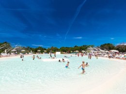 Camping Pas Cher vous présente avec son site Officiel campingpascher.fr, le Établissement Hu Montescudaio Village, situé sur la commune de Montescudaio dans le département Pise (Toscane) en Italie. L'établissement Hu Montescudaio Village vous propose un hébergement de type tente toile et bois. L'établissement vous propose 15 autres types d'hébergements. Découvrez tous nos séjours à petits prix dans la commune et aux alentours de Montescudaio du département : Pise (Toscane).... En savoir plus : cliquez-ICI.