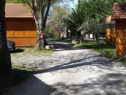 Camping Pas Cher vous présente avec son site Officiel campingpascher.fr, le Camping La Motte Flottante classé 2 étoiles, situé sur la commune de La Freissinouse dans le département Hautes-alpes (Provence Alpes Côte D'azur) en France. Le camping La Motte Flottante vous propose un hébergement de type chalet de 35 m². L'établissement vous propose 4 autres types d'hébergements. Découvrez tous nos séjours à petits prix dans la commune et aux alentours de La Freissinouse du département : Hautes-alpes (Provence Alpes Côte D'azur). Les Avis clients pour le Camping La Motte Flottante sont excellents avec une note moyenne de 8 sur 10. Lac, Centre équestre, Snack/Bar,... En savoir plus : cliquez-ICI.