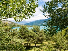Camping Pas Cher vous présente avec son site Officiel campingpascher.fr, le Camping Vacances André Trigano - Baie De La Chapelle classé 3 étoiles, situé sur la commune de Chorges dans le département Hautes-alpes (Provence Alpes Côte D'azur) en France. Le camping Vacances André Trigano - Baie De La Chapelle, vous présente un hébergement de type mobil-home. Le camping Vacances André Trigano - Baie De La Chapelle vous proposeun séjour PAS CHER avec une REMISEdu sam. 13 juin au sam. 20 juin 2026, en promotion à -39% pour 7 nuits à 259 € au lieu de 427,0 € soit une Économie de 168 €. Cette location propose 5 dates différentes pour réserver votre séjour. Découvrez également les 1 autres gammes d'hébergements du camping. Les Avis clients pour le Camping Vacances André Trigano - Baie De La Chapelle sont excellents avec une note moyenne de 9 sur 10. Animations familiales, Club enfants, Aire de jeux enfants, Centre équestre, Escalade, Ping-pong, Pétanque, Randonnée, Sports nautiques, Terrain de volley-ball, Dépôt de pain,... En savoir plus : cliquez-ICI.