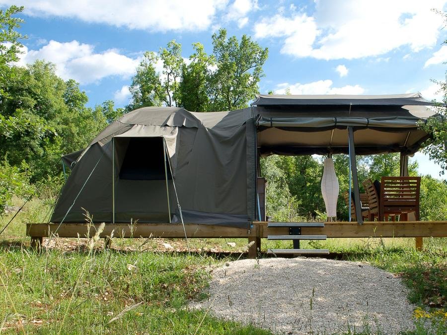 Camping Pas Cher vous présente avec son site Officiel campingpascher.fr, le Camping Aux Lodges Du Mas De Nadal classé 3 étoiles, situé sur la commune de Sauliac Sur Cele dans le département Lot (Midi Pyrénées) en France. Le camping Aux Lodges Du Mas De Nadal vous propose un hébergement de type tente de 23 m². L'établissement vous propose 4 autres types d'hébergements. Découvrez tous nos séjours à petits prix dans la commune et aux alentours de Sauliac Sur Cele du département : Lot (Midi Pyrénées). Piscine chauffée, Piscine extérieure, Aire de jeux enfants, Canoë-kayak, Cyclisme, Randonnée, Bar, Restaurant, Supermarché,... En savoir plus : cliquez-ICI.