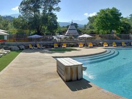 Camping Pas Cher vous présente avec son site Officiel campingpascher.fr, le Camping Les Airelles classé 4 étoiles, situé sur la commune de Baratier dans le département Hautes-alpes (Provence Alpes Côte D'azur) en France. Le camping Les Airelles, vous présente un hébergement de type mobil-home de 32 m² pour 6 personnes. Le camping Les Airelles vous proposeun séjour PAS CHER avec une REMISEdu sam. 05 septembre au sam. 12 septembre 2026, en promotion à -34% pour 7 nuits à 389 € au lieu de 598,46 € soit une Économie de 209,46 €. Cette location propose 3 dates différentes pour réserver votre séjour. Découvrez également les 2 autres gammes d'hébergements du camping. Les Avis clients pour le Camping Les Airelles sont excellents avec une note moyenne de 9 sur 10. Lac, Piscine chauffée, Piscine extérieure, Animations familiales, Aire de jeux enfants, Ping-pong, Pétanque, Terrain multisports, Bar, Dépôt de pain, Snack/Bar,... En savoir plus : cliquez-ICI.