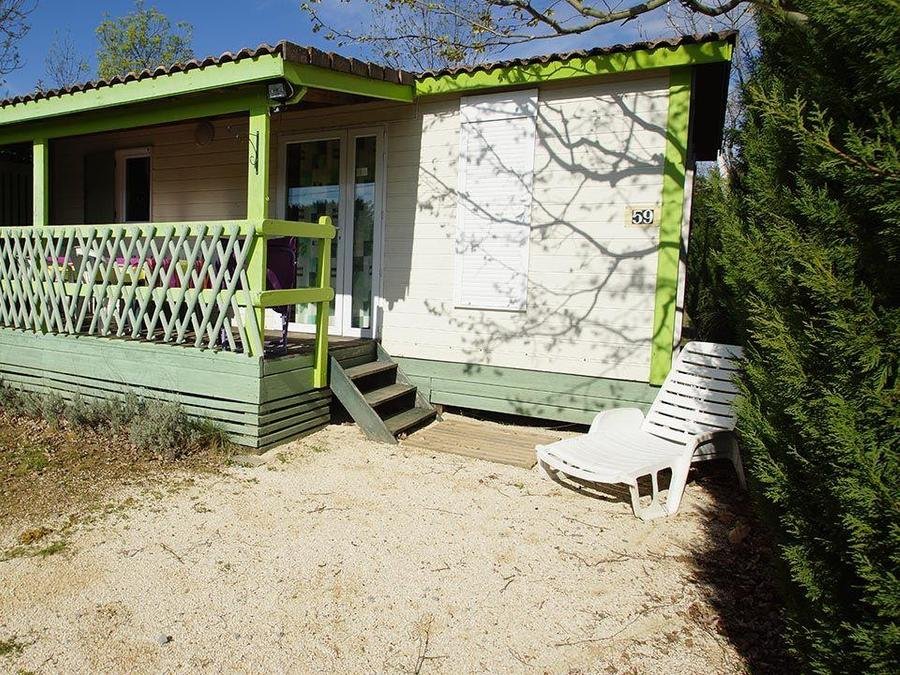 Camping Pas Cher vous présente avec son site Officiel campingpascher.fr, le Camping L'Oasis Des Garrigues classé 3 étoiles, situé sur la commune de Vogue dans le département Ardèche (Rhône Alpes) en France. Le camping L'Oasis Des Garrigues, vous présente un hébergement de type chalet de 31 m² pour 6 personnes avec climatisation et télévision. Le camping L'Oasis Des Garrigues vous propose du sam. 29 août au sam. 05 septembre 2026 pour 7 nuits à 410€. Cette location propose 5 dates différentes pour réserver votre séjour. Découvrez également les 7 autres gammes d'hébergements du camping. Les Avis clients pour le Camping L'Oasis Des Garrigues sont excellents avec une note moyenne de 9 sur 10. Piscine extérieure, Animations familiales, Aire de jeux enfants, Baby-foot, Canoë-kayak, Cyclisme, Ping-pong, Pétanque, Randonnée, Trampoline, Bar, Snack/Bar, Supermarché,... En savoir plus : cliquez-ICI.