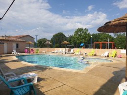 Camping Pas Cher vous présente avec son site Officiel campingpascher.fr, le Camping L'Oasis Des Garrigues classé 3 étoiles, situé sur la commune de Vogue dans le département Ardèche (Rhône-alpes) en France. Le camping L'Oasis Des Garrigues vous propose un hébergement de type chalet de 34 m² pour 6 personnes avec climatisation. L'établissement vous propose 7 autres types d'hébergements. Découvrez tous nos séjours à petits prix dans la commune et aux alentours de Vogue du département : Ardèche (Rhône-alpes). Les Avis clients pour le Camping L'Oasis Des Garrigues sont excellents avec une note moyenne de 9 sur 10. Piscine extérieure, Animations familiales, Aire de jeux enfants, Baby-foot, Canoë-kayak, Cyclisme, Ping-pong, Pétanque, Randonnée, Trampoline, Bar, Snack/Bar, Supermarché,... En savoir plus : cliquez-ICI.