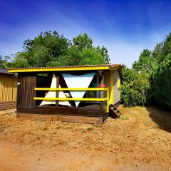 Camping Pas Cher vous présente avec son site Officiel campingpascher.fr, le Camping L'Oasis Des Garrigues classé 3 étoiles, situé sur la commune de Vogue dans le département Ardèche (Rhône-alpes) en France. Le camping L'Oasis Des Garrigues vous propose un hébergement de type chalet de 21 m² pour 3 personnes (télévision). L'établissement vous propose 7 autres types d'hébergements. Découvrez tous nos séjours à petits prix dans la commune et aux alentours de Vogue du département : Ardèche (Rhône-alpes). Les Avis clients pour le Camping L'Oasis Des Garrigues sont excellents avec une note moyenne de 9 sur 10. Piscine extérieure, Animations familiales, Aire de jeux enfants, Baby-foot, Canoë-kayak, Cyclisme, Ping-pong, Pétanque, Randonnée, Trampoline, Bar, Snack/Bar, Supermarché,... En savoir plus : cliquez-ICI.