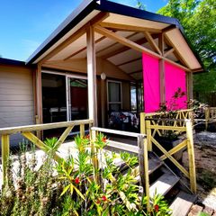 Camping Pas Cher vous présente avec son site Officiel campingpascher.fr, le Camping L'Oasis Des Garrigues classé 3 étoiles, situé sur la commune de Vogue dans le département Ardèche (Rhône Alpes) en France. Le camping L'Oasis Des Garrigues vous propose un hébergement de type chalet de 37 m² pour 6 personnes avec climatisation. L'établissement vous propose 7 autres types d'hébergements. Découvrez tous nos séjours à petits prix dans la commune et aux alentours de Vogue du département : Ardèche (Rhône Alpes). Les Avis clients pour le Camping L'Oasis Des Garrigues sont excellents avec une note moyenne de 9 sur 10. Piscine extérieure, Animations familiales, Aire de jeux enfants, Baby-foot, Canoë-kayak, Cyclisme, Ping-pong, Pétanque, Randonnée, Trampoline, Bar, Snack/Bar, Supermarché,... En savoir plus : cliquez-ICI.