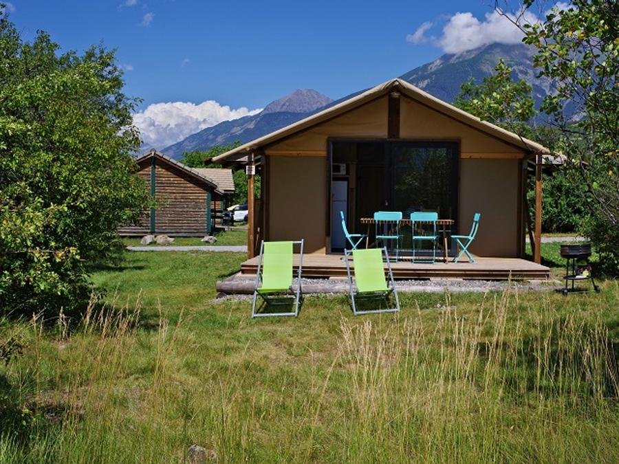 Camping Pas Cher vous présente avec son site Officiel campingpascher.fr, le Camping Le Petit Liou - Sites Et Paysages classé 3 étoiles, situé sur la commune de Baratier dans le département Hautes-alpes (Provence Alpes Côte D'azur) en France. Le camping Le Petit Liou - Sites Et Paysages vous propose un hébergement de type tente en toile et bois de 34 m². L'établissement vous propose 14 autres types d'hébergements. Découvrez tous nos séjours à petits prix dans la commune et aux alentours de Baratier du département : Hautes-alpes (Provence Alpes Côte D'azur). Lac, Piscine chauffée, Piscine extérieure, Animations familiales, Club enfants, Aire de jeux enfants, Baby-foot, Ping-pong, Pétanque, Sports nautiques, Restaurant, Épicerie,... En savoir plus : cliquez-ICI.