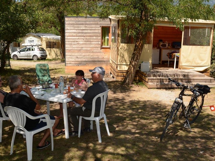Camping Pas Cher vous présente avec son site Officiel campingpascher.fr, le Camping Le Petit Liou - Sites Et Paysages classé 3 étoiles, situé sur la commune de Baratier dans le département Hautes-alpes (Provence Alpes Côte D'azur) en France. Le camping Le Petit Liou - Sites Et Paysages, vous présente un hébergement de type lodge de 16 m² pour 1 personne. Le camping Le Petit Liou - Sites Et Paysages vous propose du mardi 08 septembre au mardi 15 septembre 2026 pour 7 nuits à 241€. Cette location propose 27 dates différentes pour réserver votre séjour. Découvrez également les 14 autres gammes d'hébergements du camping. Lac, Piscine chauffée, Piscine extérieure, Animations familiales, Club enfants, Aire de jeux enfants, Baby-foot, Ping-pong, Pétanque, Sports nautiques, Restaurant, Épicerie,... En savoir plus : cliquez-ICI.
