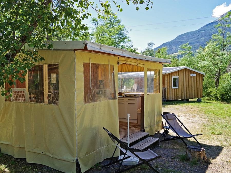 Camping Pas Cher vous présente avec son site Officiel campingpascher.fr, le Camping Le Petit Liou - Sites Et Paysages classé 3 étoiles, situé sur la commune de Baratier dans le département Hautes-alpes (Provence Alpes Côte D'azur) en France. Le camping Le Petit Liou - Sites Et Paysages, vous présente un hébergement de type lodge de 21 m² pour 1 personne. Le camping Le Petit Liou - Sites Et Paysages vous propose du dimanche 06 septembre au dimanche 13 septembre 2026 pour 7 nuits à 210€. Cette location propose 28 dates différentes pour réserver votre séjour. Découvrez également les 14 autres gammes d'hébergements du camping. Lac, Piscine chauffée, Piscine extérieure, Animations familiales, Club enfants, Aire de jeux enfants, Baby-foot, Ping-pong, Pétanque, Sports nautiques, Restaurant, Épicerie,... En savoir plus : cliquez-ICI.