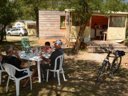 Camping Pas Cher vous présente avec son site Officiel campingpascher.fr, le Camping Le Petit Liou - Sites Et Paysages classé 3 étoiles, situé sur la commune de Baratier dans le département Hautes-alpes (Provence Alpes Côte D'azur) en France. Le camping Le Petit Liou - Sites Et Paysages, vous présente un hébergement de type lodge de 16 m² pour 1 personne. Le camping Le Petit Liou - Sites Et Paysages vous propose du mardi 08 septembre au mardi 15 septembre 2026 pour 7 nuits à 241€. Cette location propose 37 dates différentes pour réserver votre séjour. Découvrez également les 13 autres gammes d'hébergements du camping. Lac, Piscine chauffée, Piscine extérieure, Animations familiales, Club enfants, Aire de jeux enfants, Baby-foot, Ping-pong, Pétanque, Sports nautiques, Restaurant, Épicerie,... En savoir plus : cliquez-ICI.