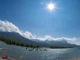 Camping Pas Cher vous présente avec son site Officiel campingpascher.fr, le Camping Le Petit Liou - Sites Et Paysages classé 3 étoiles, situé sur la commune de Baratier dans le département Hautes-alpes (Provence Alpes Côte D'azur) en France. Le camping Le Petit Liou - Sites Et Paysages, vous présente un hébergement de type chalet et télévision. Le camping Le Petit Liou - Sites Et Paysages vous propose du lundi 25 mai au lundi 01 juin 2026 pour 7 nuits à 485€. Cette location propose 45 dates différentes pour réserver votre séjour. Découvrez également les 13 autres gammes d'hébergements du camping. Lac, Piscine chauffée, Piscine extérieure, Animations familiales, Club enfants, Aire de jeux enfants, Baby-foot, Ping-pong, Pétanque, Sports nautiques, Restaurant, Épicerie,... En savoir plus : cliquez-ICI.