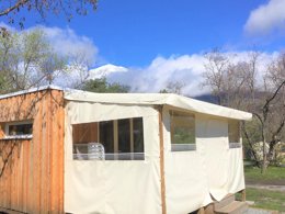 Camping Pas Cher vous présente avec son site Officiel campingpascher.fr, le Camping Le Petit Liou - Sites Et Paysages classé 3 étoiles, situé sur la commune de Baratier dans le département Hautes-alpes (Provence Alpes Côte D'azur) en France. Le camping Le Petit Liou - Sites Et Paysages, vous présente un hébergement de type lodge de 21 m². Le camping Le Petit Liou - Sites Et Paysages vous propose du dimanche 30 août au dimanche 06 septembre 2026 pour 7 nuits à 350€. Cette location propose 43 dates différentes pour réserver votre séjour. Découvrez également les 13 autres gammes d'hébergements du camping. Lac, Piscine chauffée, Piscine extérieure, Animations familiales, Club enfants, Aire de jeux enfants, Baby-foot, Ping-pong, Pétanque, Sports nautiques, Restaurant, Épicerie,... En savoir plus : cliquez-ICI.