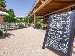 Camping Pas Cher vous présente avec son site Officiel campingpascher.fr, le Camping Le Petit Liou - Sites Et Paysages classé 3 étoiles, situé sur la commune de Baratier dans le département Hautes-alpes (Provence Alpes Côte D'azur) en France. Le camping Le Petit Liou - Sites Et Paysages, vous présente un hébergement de type tente en toile et bois de 14 m² pour 1 personne. Le camping Le Petit Liou - Sites Et Paysages vous propose du dimanche 06 septembre au dimanche 13 septembre 2026 pour 7 nuits à 185€. Cette location propose 37 dates différentes pour réserver votre séjour. Découvrez également les 13 autres gammes d'hébergements du camping. Lac, Piscine chauffée, Piscine extérieure, Animations familiales, Club enfants, Aire de jeux enfants, Baby-foot, Ping-pong, Pétanque, Sports nautiques, Restaurant, Épicerie,... En savoir plus : cliquez-ICI.