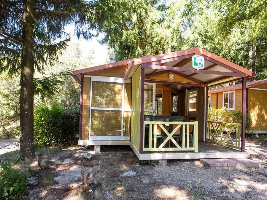 Camping Pas Cher vous présente avec son site Officiel campingpascher.fr, le Camping Sites Et Paysages - La Marette classé 3 étoiles, situé sur la commune de Joannas dans le département Ardèche (Rhône Alpes) en France. Le camping Sites Et Paysages - La Marette, vous présente un hébergement de type chalet pour 2 personnes. Le camping Sites Et Paysages - La Marette vous propose du sam. 11 juillet au sam. 18 juillet 2026, en promotion à -10% pour 7 nuits à 724,50 € au lieu de 805,0 € soit une Économie de 80,50 €. Cette location propose 8 dates différentes pour réserver votre séjour. Découvrez également les 13 autres gammes d'hébergements du camping. Les Avis clients pour le Camping Sites Et Paysages - La Marette sont excellents avec une note moyenne de 8 sur 10. Piscine extérieure, Animation enfants, Animations familiales, Aire de jeux enfants, Baby-foot, Canoë-kayak, Canyoning, Ping-pong, Piscine, Pétanque, Terrain de football, Terrain multisports, Trampoline, Bar, Dépôt de pain, Plats à emporter, Restaurant, Station-service,... En savoir plus : cliquez-ICI.