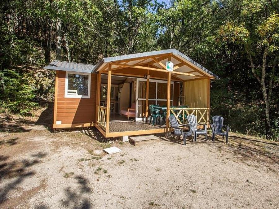 Camping Pas Cher vous présente avec son site Officiel campingpascher.fr, le Camping Sites Et Paysages - La Marette classé 3 étoiles, situé sur la commune de Joannas dans le département Ardèche (Rhône Alpes) en France. Le camping Sites Et Paysages - La Marette, vous présente un hébergement de type chalet pour 2 personnes. Le camping Sites Et Paysages - La Marette vous propose du dimanche 12 juillet au dimanche 19 juillet 2026, en promotion à -9% pour 7 nuits à 844,20 € au lieu de 938,0 € soit une Économie de 93,80 €. Cette location propose 5 dates différentes pour réserver votre séjour. Découvrez également les 13 autres gammes d'hébergements du camping. Les Avis clients pour le Camping Sites Et Paysages - La Marette sont excellents avec une note moyenne de 8 sur 10. Piscine extérieure, Animation enfants, Animations familiales, Aire de jeux enfants, Baby-foot, Canoë-kayak, Canyoning, Ping-pong, Piscine, Pétanque, Terrain de football, Terrain multisports, Trampoline, Bar, Dépôt de pain, Plats à emporter, Restaurant, Station-service,... En savoir plus : cliquez-ICI.
