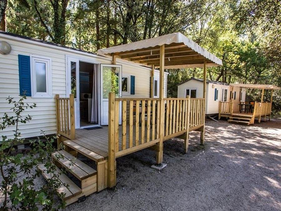 Camping Pas Cher vous présente avec son site Officiel campingpascher.fr, le Camping Sites Et Paysages - La Marette classé 3 étoiles, situé sur la commune de Joannas dans le département Ardèche (Rhône Alpes) en France. Le camping Sites Et Paysages - La Marette, vous présente un hébergement de type mobil-home pour 4 personnes. Le camping Sites Et Paysages - La Marette vous propose du sam. 11 juillet au sam. 18 juillet 2026, en promotion à -10% pour 7 nuits à 711,90 € au lieu de 791,0 € soit une Économie de 79,10 €. Cette location propose 7 dates différentes pour réserver votre séjour. Découvrez également les 13 autres gammes d'hébergements du camping. Les Avis clients pour le Camping Sites Et Paysages - La Marette sont excellents avec une note moyenne de 8 sur 10. Piscine extérieure, Animation enfants, Animations familiales, Aire de jeux enfants, Baby-foot, Canoë-kayak, Canyoning, Ping-pong, Piscine, Pétanque, Terrain de football, Terrain multisports, Trampoline, Bar, Dépôt de pain, Plats à emporter, Restaurant, Station-service,... En savoir plus : cliquez-ICI.