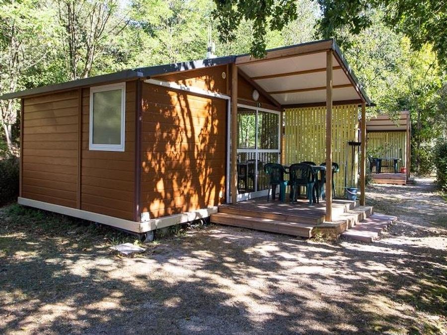 Camping Pas Cher vous présente avec son site Officiel campingpascher.fr, le Camping Sites Et Paysages - La Marette classé 3 étoiles, situé sur la commune de Joannas dans le département Ardèche (Rhône Alpes) en France. Le camping Sites Et Paysages - La Marette, vous présente un hébergement de type chalet pour 4 personnes. Le camping Sites Et Paysages - La Marette vous propose du sam. 18 juillet au sam. 25 juillet 2026, en promotion à -9% pour 7 nuits à 705,60 € au lieu de 784,0 € soit une Économie de 78,40 €. Cette location propose 5 dates différentes pour réserver votre séjour. Découvrez également les 13 autres gammes d'hébergements du camping. Les Avis clients pour le Camping Sites Et Paysages - La Marette sont excellents avec une note moyenne de 8 sur 10. Piscine extérieure, Animation enfants, Animations familiales, Aire de jeux enfants, Baby-foot, Canoë-kayak, Canyoning, Ping-pong, Piscine, Pétanque, Terrain de football, Terrain multisports, Trampoline, Bar, Dépôt de pain, Plats à emporter, Restaurant, Station-service,... En savoir plus : cliquez-ICI.