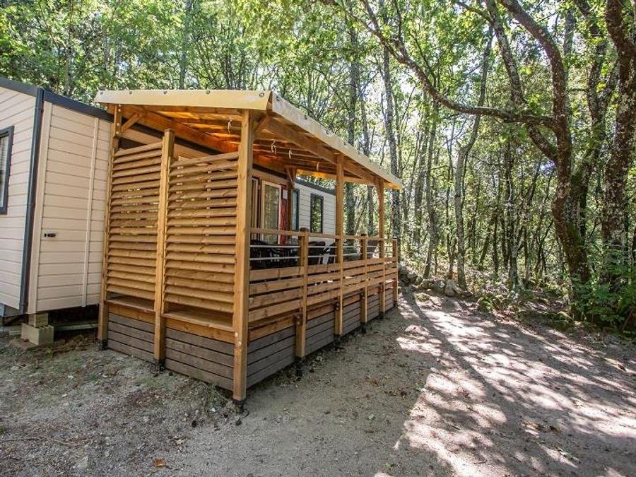 Camping Pas Cher vous présente avec son site Officiel campingpascher.fr, le Camping Sites Et Paysages - La Marette classé 3 étoiles, situé sur la commune de Joannas dans le département Ardèche (Rhône Alpes) en France. Le camping Sites Et Paysages - La Marette, vous présente un hébergement de type mobil-home de 33 m² et télévision. Le camping Sites Et Paysages - La Marette vous propose du vendredi 26 juin au vendredi 03 juillet 2026 pour 7 nuits à 705€. Cette location propose 2 dates différentes pour réserver votre séjour. Découvrez également les 13 autres gammes d'hébergements du camping. Les Avis clients pour le Camping Sites Et Paysages - La Marette sont excellents avec une note moyenne de 8 sur 10. Piscine extérieure, Animation enfants, Animations familiales, Aire de jeux enfants, Baby-foot, Canoë-kayak, Canyoning, Ping-pong, Piscine, Pétanque, Salle de fitness, Terrain de football, Terrain multisports, Trampoline, Bar, Dépôt de pain, Plats à emporter, Restaurant, Station-service,... En savoir plus : cliquez-ICI.