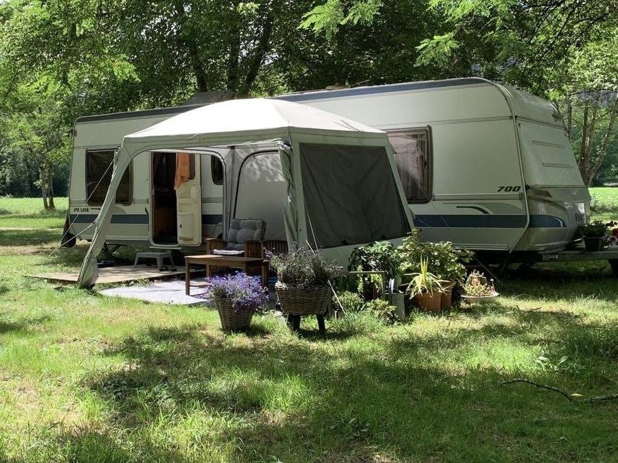 Camping Pas Cher vous présente avec son site Officiel campingpascher.fr, le Camping Le Célé classé 2 étoiles, situé sur la commune de Saint Sulpice dans le département Lot (Midi Pyrénées) en France. Le camping Le Célé, vous présente un hébergement de type caravane. Le camping Le Célé vous propose du mardi 16 juin au mardi 23 juin 2026 pour 7 nuits à 280€. Cette location propose 17 dates différentes pour réserver votre séjour. Découvrez également les 5 autres gammes d'hébergements du camping. Les Avis clients pour le Camping Le Célé sont excellents avec une note moyenne de 8 sur 10. Rivière, Piscine extérieure, Animations familiales, Aire de jeux enfants, Canoë-kayak, Cyclisme, Randonnée, Bar, Dépôt de pain, Snack/Bar, Épicerie,... En savoir plus : cliquez-ICI.