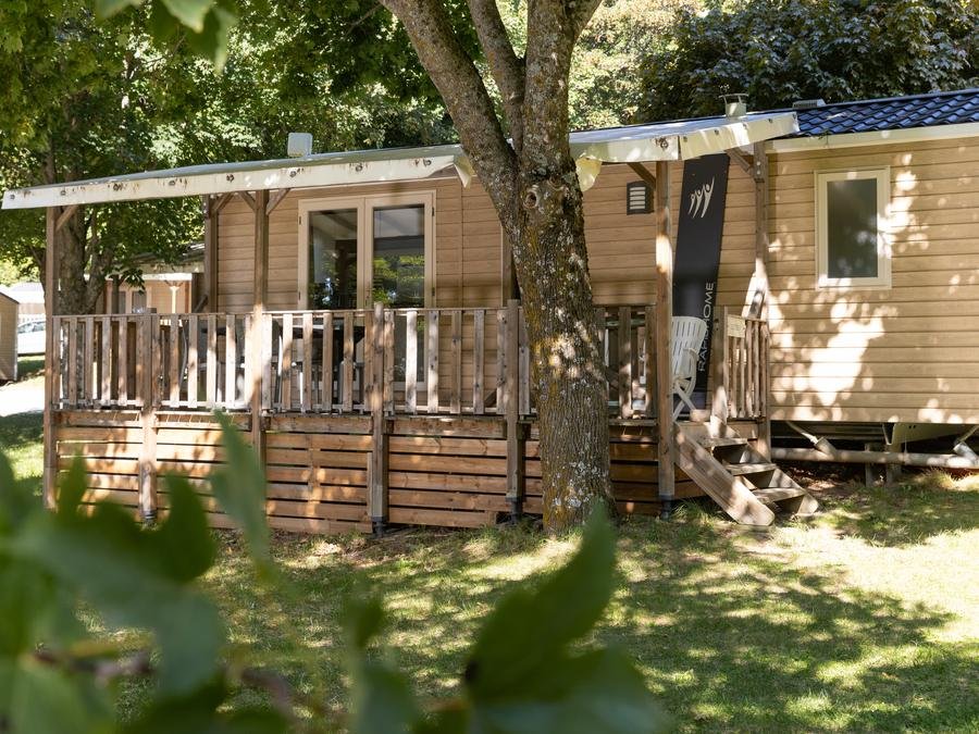 Camping Pas Cher vous présente avec son site Officiel campingpascher.fr, le Camping Alpes Dauphine classé 4 étoiles, situé sur la commune de Gap dans le département Hautes-alpes (Provence Alpes Côte D'azur) en France. Le camping Alpes Dauphine, vous présente un hébergement de type lodge de 30 m² et télévision. Le camping Alpes Dauphine vous propose du dimanche 20 septembre au dimanche 27 septembre 2026 pour 7 nuits à 343€. Cette location propose 54 dates différentes pour réserver votre séjour. Découvrez également les 8 autres gammes d'hébergements du camping. Les Avis clients pour le Camping Alpes Dauphine sont excellents avec une note moyenne de 8 sur 10. Lac, Piscine chauffée, Piscine extérieure, Animation enfants, Animations familiales, Club ados, Club enfants, Aire de jeux enfants, Canoë-kayak, Centre équestre, Cyclisme, Ping-pong, Pétanque, Randonnée, Terrain de football, Terrain multisports, Trampoline, Bar, Bureau de tabac, Dépôt de pain, Pizzeria, Plats à emporter, Restaurant, Épicerie,... En savoir plus : cliquez-ICI.