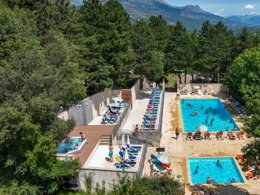 Camping Pas Cher vous présente avec son site Officiel campingpascher.fr, le Camping Alpes Dauphine classé 4 étoiles, situé sur la commune de Gap dans le département Hautes-alpes (Provence Alpes Côte D'azur) en France. Le camping Alpes Dauphine, vous présente un hébergement de type lodge de 30 m² et télévision. Le camping Alpes Dauphine vous propose du dimanche 20 septembre au dimanche 27 septembre 2026 pour 7 nuits à 343€. Cette location propose 54 dates différentes pour réserver votre séjour. Découvrez également les 8 autres gammes d'hébergements du camping. Les Avis clients pour le Camping Alpes Dauphine sont excellents avec une note moyenne de 8 sur 10. Lac, Piscine chauffée, Piscine extérieure, Animation enfants, Animations familiales, Club ados, Club enfants, Aire de jeux enfants, Canoë-kayak, Centre équestre, Cyclisme, Ping-pong, Pétanque, Randonnée, Terrain de football, Terrain multisports, Trampoline, Bar, Bureau de tabac, Dépôt de pain, Pizzeria, Plats à emporter, Restaurant, Épicerie,... En savoir plus : cliquez-ICI.