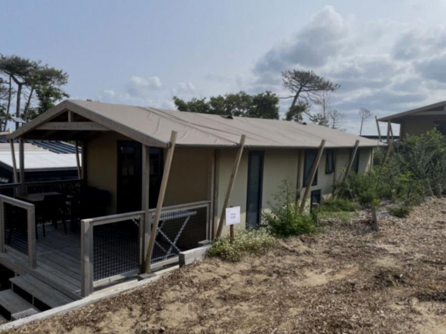 Camping Pas Cher vous présente avec son site Officiel campingpascher.fr, le Camping De La Dune "Les Flots Bleus" classé 3 étoiles, situé sur la commune de Pyla Sur Mer dans le département Gironde (Aquitaine) en France. Le camping De La Dune "Les Flots Bleus" vous propose un hébergement de type tente en toile et bois de 34 m² pour 1 personne. L'établissement vous propose 5 autres types d'hébergements. Découvrez tous nos séjours à petits prix dans la commune et aux alentours de Pyla Sur Mer du département : Gironde (Aquitaine). Mer, Piscine chauffée, Piscine extérieure, Animations familiales, Club enfants, Aire de jeux enfants, Ping-pong, Pétanque, Bar, Restaurant, Snack/Bar,... En savoir plus : cliquez-ICI.