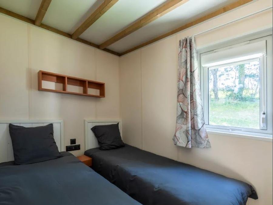 Camping Pas Cher vous présente avec son site Officiel campingpascher.fr, le Camping De La Dune "Les Flots Bleus" classé 3 étoiles, situé sur la commune de Pyla Sur Mer dans le département Gironde (Aquitaine) en France. Le camping De La Dune "Les Flots Bleus", vous présente un hébergement de type chalet de 40 m² pour 3 personnes. Le camping De La Dune "Les Flots Bleus" vous propose du mercredi 16 septembre au mercredi 23 septembre 2026, en promotion à -20% pour 7 nuits à 476 € au lieu de 595,0 € soit une Économie de 119 €. Cette location propose 14 dates différentes pour réserver votre séjour. Découvrez également les 5 autres gammes d'hébergements du camping. Mer, Piscine chauffée, Piscine extérieure, Animations familiales, Club enfants, Aire de jeux enfants, Ping-pong, Pétanque, Bar, Restaurant, Snack/Bar,... En savoir plus : cliquez-ICI.