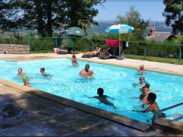 Camping Pas Cher vous présente avec son site Officiel campingpascher.fr, le Établissement Pole Touristique Bellevue, situé sur la commune de Golinhac dans le département Aveyron (Midi-pyrénées) en France. L'établissement Pole Touristique Bellevue vous propose un hébergement de type chalet de 28 m². L'établissement vous propose 3 autres types d'hébergements. Découvrez tous nos séjours à petits prix dans la commune et aux alentours de Golinhac du département : Aveyron (Midi-pyrénées).... En savoir plus : cliquez-ICI.