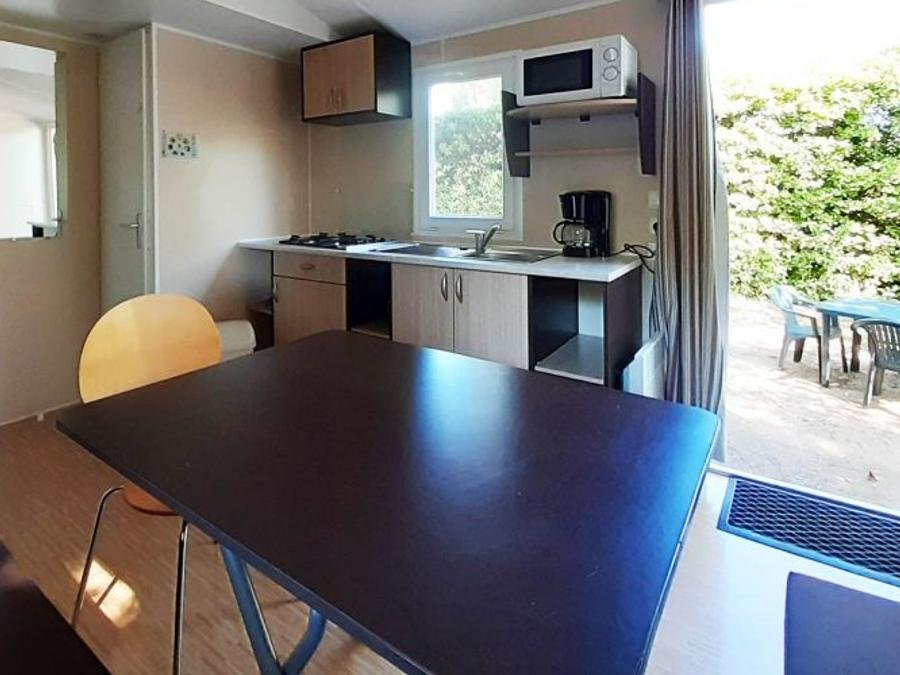 Camping Pas Cher vous présente avec son site Officiel campingpascher.fr, le Camping Ushuaia Villages Port De Lacombe classé 3 étoiles, situé sur la commune de Flagnac dans le département Aveyron (Midi Pyrénées) en France. Le camping Ushuaia Villages Port De Lacombe, vous présente un hébergement de type mobil-home de 25 m² avec climatisation et télévision. Le camping Ushuaia Villages Port De Lacombe vous propose du sam. 19 septembre au sam. 26 septembre 2026 pour 7 nuits à 252€. Cette location propose 44 dates différentes pour réserver votre séjour. Découvrez également les 7 autres gammes d'hébergements du camping. Les Avis clients pour le Camping Ushuaia Villages Port De Lacombe sont excellents avec une note moyenne de 8 sur 10. Rivière, Piscine extérieure, Animations familiales, Aire de jeux enfants, Canoë-kayak, Centre équestre, Cyclisme, Randonnée, Dépôt de pain, Snack/Bar,... En savoir plus : cliquez-ICI.