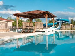 Camping Pas Cher vous présente avec son site Officiel campingpascher.fr, le Camping Ushuaia Villages Port De Lacombe classé 3 étoiles, situé sur la commune de Flagnac dans le département Aveyron (Midi Pyrénées) en France. Le camping Ushuaia Villages Port De Lacombe, vous présente un hébergement de type tente en toile et bois. Le camping Ushuaia Villages Port De Lacombe vous propose du sam. 19 septembre au sam. 26 septembre 2026 pour 7 nuits à 175€. Cette location propose 63 dates différentes pour réserver votre séjour. Découvrez également les 6 autres gammes d'hébergements du camping. Les Avis clients pour le Camping Ushuaia Villages Port De Lacombe sont excellents avec une note moyenne de 8 sur 10. Rivière, Piscine extérieure, Animations familiales, Aire de jeux enfants, Canoë-kayak, Centre équestre, Cyclisme, Randonnée, Dépôt de pain, Snack/Bar,... En savoir plus : cliquez-ICI.