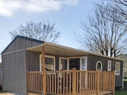 Camping Pas Cher vous présente avec son site Officiel campingpascher.fr, le Camping Ushuaia Villages Port De Lacombe classé 3 étoiles, situé sur la commune de Flagnac dans le département Aveyron (Midi Pyrénées) en France. Le camping Ushuaia Villages Port De Lacombe vous propose un hébergement de type mobil-home de 30 m² pour 5 personnes avec climatisation (télévision). L'établissement vous propose 7 autres types d'hébergements. Découvrez tous nos séjours à petits prix dans la commune et aux alentours de Flagnac du département : Aveyron (Midi Pyrénées). Les Avis clients pour le Camping Ushuaia Villages Port De Lacombe sont excellents avec une note moyenne de 8 sur 10. Rivière, Piscine extérieure, Animations familiales, Aire de jeux enfants, Canoë-kayak, Centre équestre, Cyclisme, Randonnée, Dépôt de pain, Snack/Bar,... En savoir plus : cliquez-ICI.