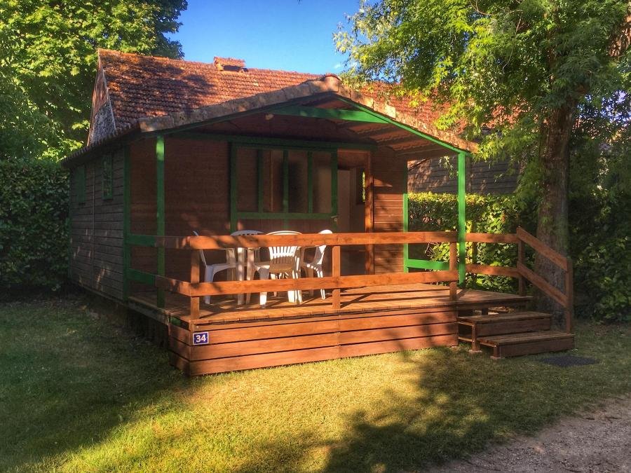 Camping Pas Cher vous présente avec son site Officiel campingpascher.fr, le Camping Le Moulin Des Donnes classé 3 étoiles, situé sur la commune de Concores dans le département Lot (Midi Pyrénées) en France. Le camping Le Moulin Des Donnes vous propose un hébergement de type chalet de 18 m² pour 2 personnes. Cet hébergement propose plus de 32 dates différentes pour réserver ! Pour dévouvrir la période la moins chère, consultez la rubrique 'Tarifs' et sélectionnez votre mois de départ. L'établissement vous propose 3 autres types d'hébergements. Découvrez tous nos séjours à petits prix dans la commune et aux alentours de Concores du département : Lot (Midi Pyrénées). Les Avis clients pour le Camping Le Moulin Des Donnes sont de 7 sur 10. Piscine extérieure, Animations familiales, Aire de jeux enfants, Canoë-kayak, Court de tennis, Cyclisme, Ping-pong, Pétanque, Randonnée, Salle de jeux vidéo, Terrain de football, Bar, Dépôt de pain, Pizzeria, Plats à emporter, Snack/Bar, Supermarché, Épicerie,... En savoir plus : cliquez-ICI.
