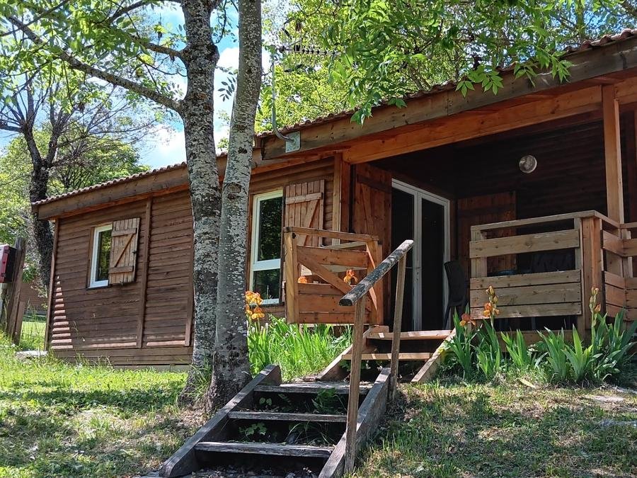 Camping Pas Cher vous présente avec son site Officiel campingpascher.fr, le Camping Champ La Chèvre classé 3 étoiles, situé sur la commune de Lus La Croix Haute dans le département Drome (Rhône Alpes) en France. Le camping Champ La Chèvre vous propose un hébergement de type chalet de 35 m² (télévision). L'établissement vous propose 13 autres types d'hébergements. Découvrez tous nos séjours à petits prix dans la commune et aux alentours de Lus La Croix Haute du département : Drome (Rhône Alpes). Les Avis clients pour le Camping Champ La Chèvre sont excellents avec une note moyenne de 9 sur 10. LacRivière, Piscine couverte, Piscine extérieure, Animation ados, Animations familiales, Club enfants, Aire de jeux enfants, Baby-foot, Court de tennis, Cyclisme, Escalade, Ping-pong, Pétanque, Randonnée, Structure gonflable enfants, Terrain multisports, Bar, Dépôt de pain, Plats à emporter, Restaurant, Épicerie,... En savoir plus : cliquez-ICI.