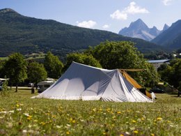 Camping Pas Cher vous présente avec son site Officiel campingpascher.fr, le Camping Champ La Chèvre classé 3 étoiles, situé sur la commune de Lus La Croix Haute dans le département Drome (Rhône Alpes) en France. Le camping Champ La Chèvre vous propose un hébergement de type chalet de 35 m² pour 1 personne (télévision). L'établissement vous propose 14 autres types d'hébergements. Découvrez tous nos séjours à petits prix dans la commune et aux alentours de Lus La Croix Haute du département : Drome (Rhône Alpes). Les Avis clients pour le Camping Champ La Chèvre sont excellents avec une note moyenne de 8 sur 10. LacRivière, Piscine couverte, Piscine extérieure, Animation ados, Animations familiales, Club enfants, Aire de jeux enfants, Baby-foot, Court de tennis, Cyclisme, Ping-pong, Pétanque, Randonnée, Structure gonflable enfants, Terrain multisports, Bar, Dépôt de pain, Plats à emporter, Restaurant, Épicerie,... En savoir plus : cliquez-ICI.