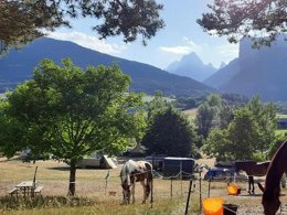 Camping Pas Cher vous présente avec son site Officiel campingpascher.fr, le Camping Champ La Chèvre classé 3 étoiles, situé sur la commune de Lus La Croix Haute dans le département Drome (Rhône Alpes) en France. Le camping Champ La Chèvre, vous présente un hébergement de type tente en toile et bois de 20 m² pour 2 personnes. Le camping Champ La Chèvre vous propose du sam. 16 mai au sam. 23 mai 2026 pour 7 nuits à 443.1€. Cette location propose 55 dates différentes pour réserver votre séjour. Découvrez également les 14 autres gammes d'hébergements du camping. Les Avis clients pour le Camping Champ La Chèvre sont excellents avec une note moyenne de 8 sur 10. LacRivière, Piscine couverte, Piscine extérieure, Animation ados, Animations familiales, Club enfants, Aire de jeux enfants, Baby-foot, Court de tennis, Cyclisme, Ping-pong, Pétanque, Randonnée, Structure gonflable enfants, Terrain multisports, Bar, Dépôt de pain, Plats à emporter, Restaurant, Épicerie,... En savoir plus : cliquez-ICI.