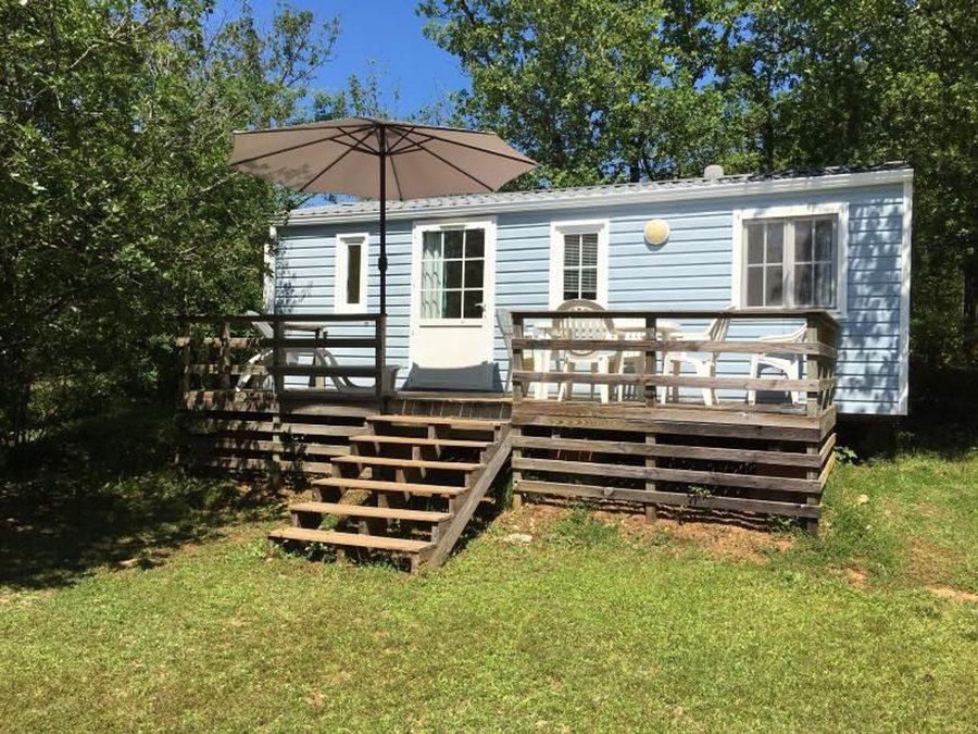 Camping Pas Cher vous présente avec son site Officiel campingpascher.fr, le Établissement Le Douzou, situé sur la commune de Bouzic dans le département Dordogne (Aquitaine) en France. L'établissement Le Douzou vous propose un hébergement de type mobilhome de 25 m². L'établissement vous propose 3 autres types d'hébergements. Découvrez tous nos séjours à petits prix dans la commune et aux alentours de Bouzic du département : Dordogne (Aquitaine).... En savoir plus : cliquez-ICI.