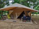 Camping Pas Cher vous présente avec son site Officiel campingpascher.fr, le Camping Flower Les Nauves classé 3 étoiles, situé sur la commune de Belves dans le département Dordogne (Aquitaine) en France. Le camping Flower Les Nauves, vous présente un hébergement de type tente de 20 m². Le camping Flower Les Nauves vous propose du sam. 11 avril au sam. 18 avril 2026 pour 7 nuits à 280€. Cette location propose 134 dates différentes pour réserver votre séjour. Découvrez également les 9 autres gammes d'hébergements du camping. Les Avis clients pour le Camping Flower Les Nauves sont excellents avec une note moyenne de 9 sur 10. Piscine extérieure, Animation enfants, Animations familiales, Club enfants, Aire de jeux enfants, Canoë-kayak, Centre équestre, Court de tennis, Cyclisme, Golf, Ping-pong, Pétanque, Randonnée, Salle de jeux vidéo, Terrain de beach-volley, Terrain de football, Terrain multisports, Bar, Brasserie, Dépôt de pain, Plats à emporter, Snack/Bar, Supermarché, Épicerie,... En savoir plus : cliquez-ICI.