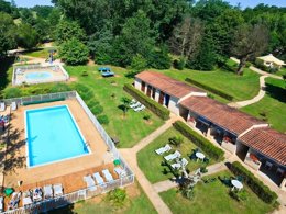 Camping Pas Cher vous présente avec son site Officiel campingpascher.fr, le Camping Flower Les Nauves classé 3 étoiles, situé sur la commune de Belves dans le département Dordogne (Aquitaine) en France. Le camping Flower Les Nauves vous propose un hébergement de type tente de 20 m². L'établissement vous propose 9 autres types d'hébergements. Découvrez tous nos séjours à petits prix dans la commune et aux alentours de Belves du département : Dordogne (Aquitaine). Les Avis clients pour le Camping Flower Les Nauves sont excellents avec une note moyenne de 9 sur 10. Piscine extérieure, Animation enfants, Animations familiales, Club enfants, Aire de jeux enfants, Canoë-kayak, Centre équestre, Court de tennis, Cyclisme, Golf, Ping-pong, Pétanque, Randonnée, Salle de jeux vidéo, Terrain de beach-volley, Terrain de football, Terrain multisports, Bar, Brasserie, Dépôt de pain, Plats à emporter, Snack/Bar, Supermarché, Épicerie,... En savoir plus : cliquez-ICI.